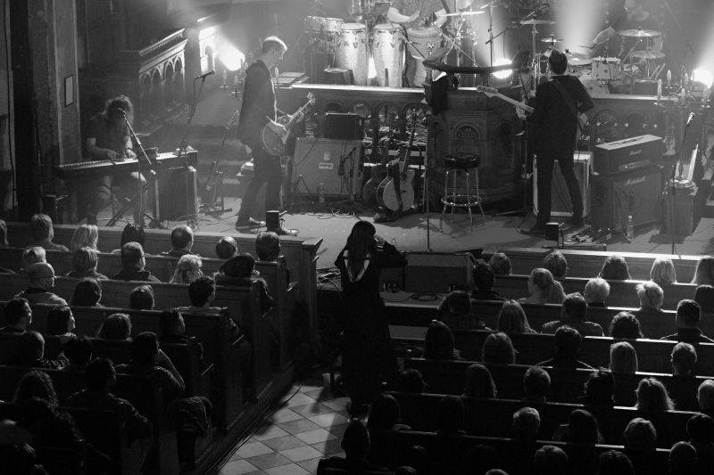 Anna K. roztančila plzeňskou synagogu novinkami z desky Světlo, diváci aplaudovali vestoje