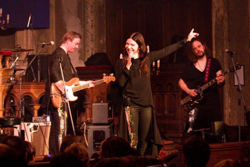 Anna K. roztančila plzeňskou synagogu novinkami z desky Světlo, diváci aplaudovali vestoje