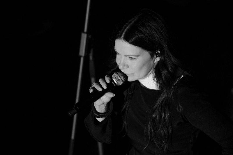 Anna K. roztančila plzeňskou synagogu novinkami z desky Světlo, diváci aplaudovali vestoje