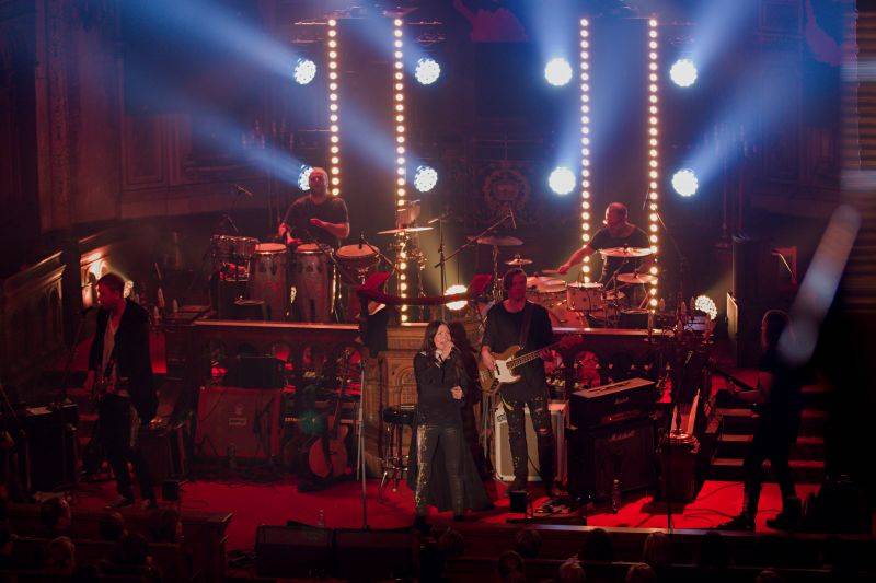 Anna K. roztančila plzeňskou synagogu novinkami z desky Světlo, diváci aplaudovali vestoje