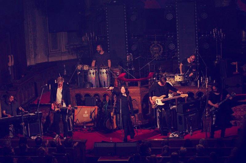 Anna K. roztančila plzeňskou synagogu novinkami z desky Světlo, diváci aplaudovali vestoje