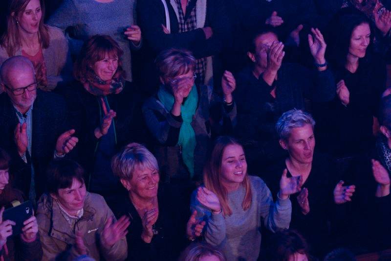 Anna K. roztančila plzeňskou synagogu novinkami z desky Světlo, diváci aplaudovali vestoje