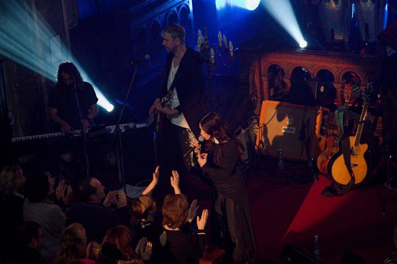 Anna K. roztančila plzeňskou synagogu novinkami z desky Světlo, diváci aplaudovali vestoje