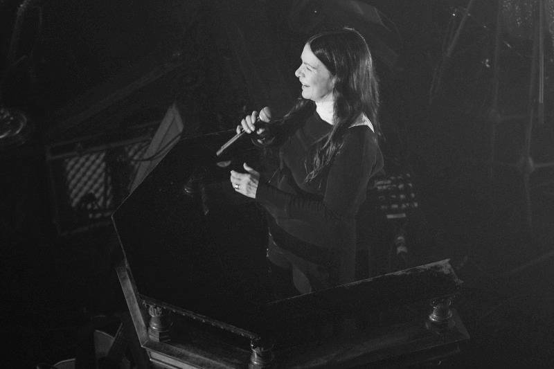 Anna K. roztančila plzeňskou synagogu novinkami z desky Světlo, diváci aplaudovali vestoje