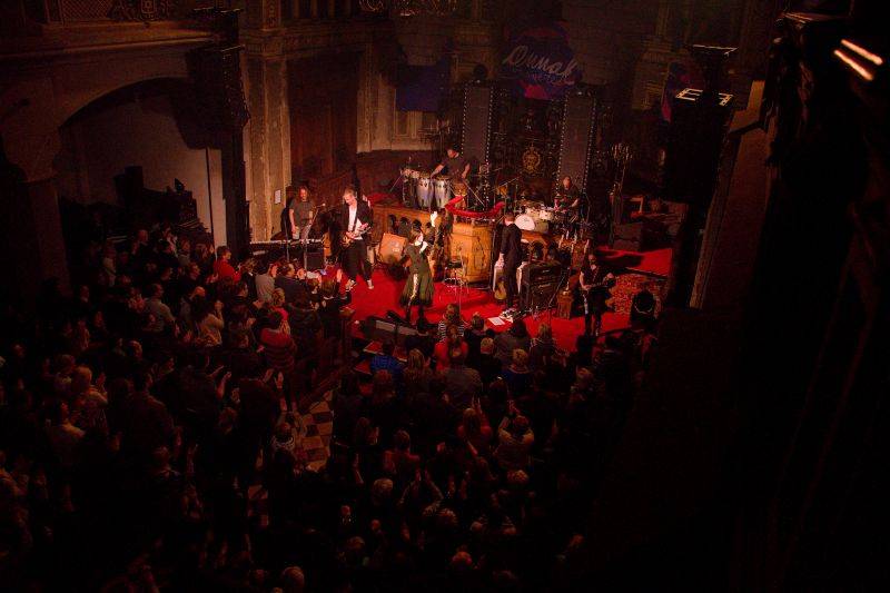 Anna K. roztančila plzeňskou synagogu novinkami z desky Světlo, diváci aplaudovali vestoje