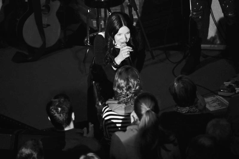 Anna K. roztančila plzeňskou synagogu novinkami z desky Světlo, diváci aplaudovali vestoje