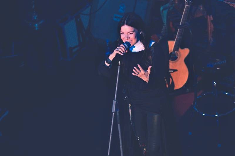 Anna K. roztančila plzeňskou synagogu novinkami z desky Světlo, diváci aplaudovali vestoje