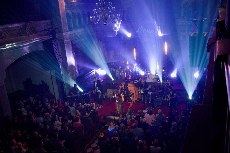 Anna K. roztančila plzeňskou synagogu novinkami z desky Světlo, diváci aplaudovali vestoje