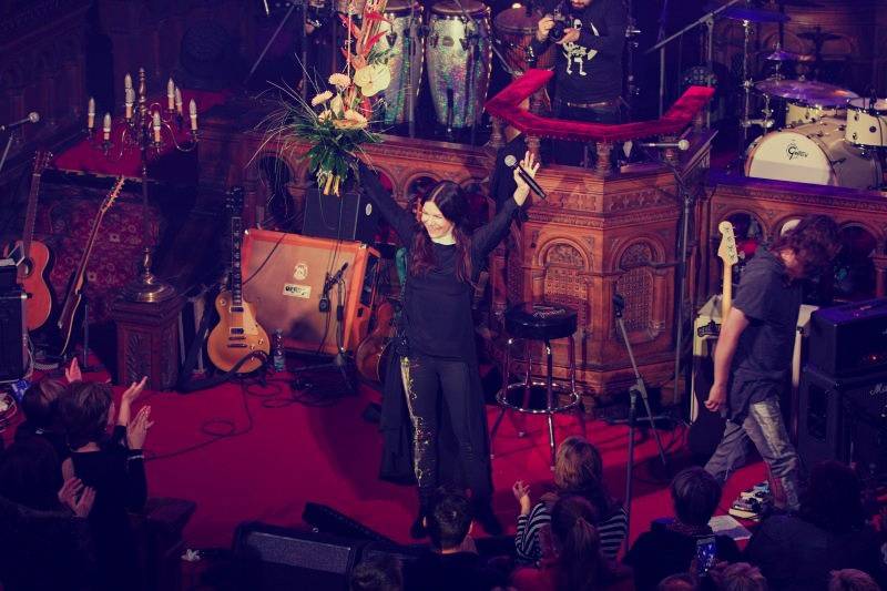 Anna K. roztančila plzeňskou synagogu novinkami z desky Světlo, diváci aplaudovali vestoje