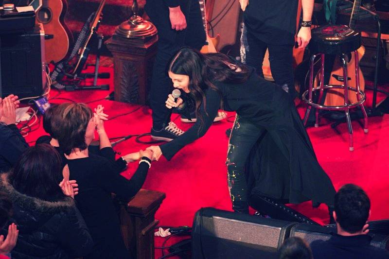 Anna K. roztančila plzeňskou synagogu novinkami z desky Světlo, diváci aplaudovali vestoje