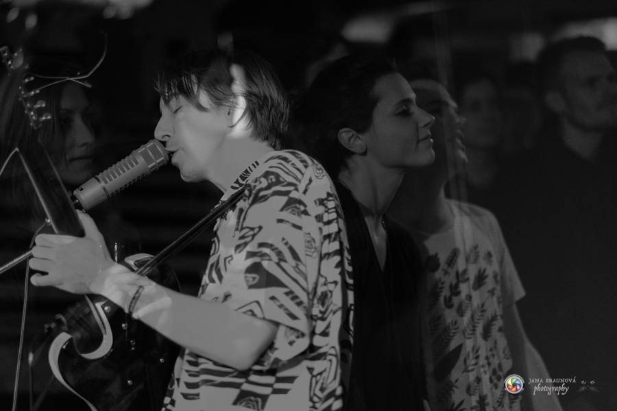 Teepee pokřtili EP Mirrors v Plzni na společném koncertě s No Distance Paradise 