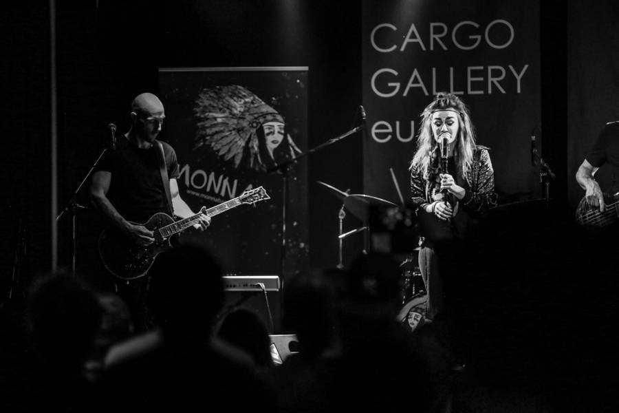 MONNA pokřtila své první album na Cargo Gallery, kmotrem byl Czenda ze Support Lesbiens