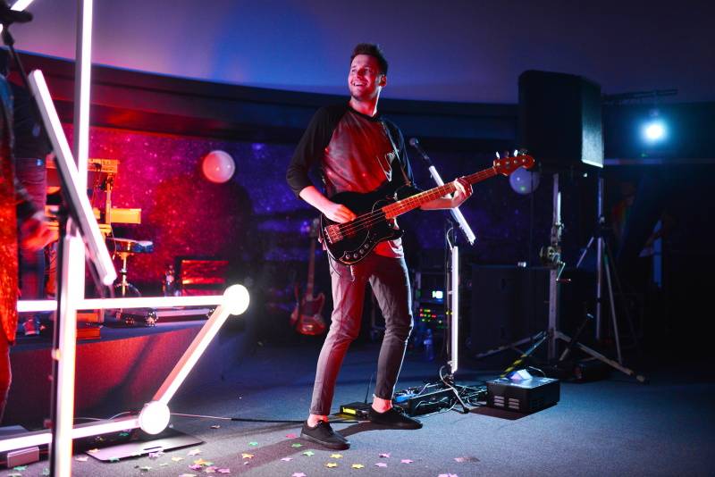 Nebe představili novou desku s velkou parádou. Zahráli v ostravském planetáriu