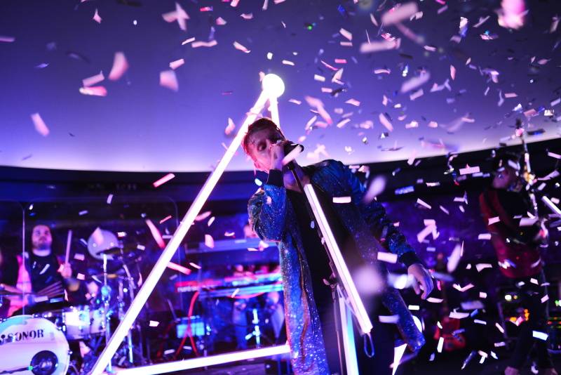 Nebe představili novou desku s velkou parádou. Zahráli v ostravském planetáriu