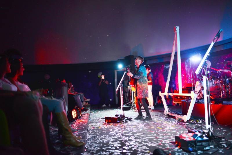 Nebe představili novou desku s velkou parádou. Zahráli v ostravském planetáriu