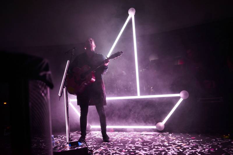 Nebe představili novou desku s velkou parádou. Zahráli v ostravském planetáriu