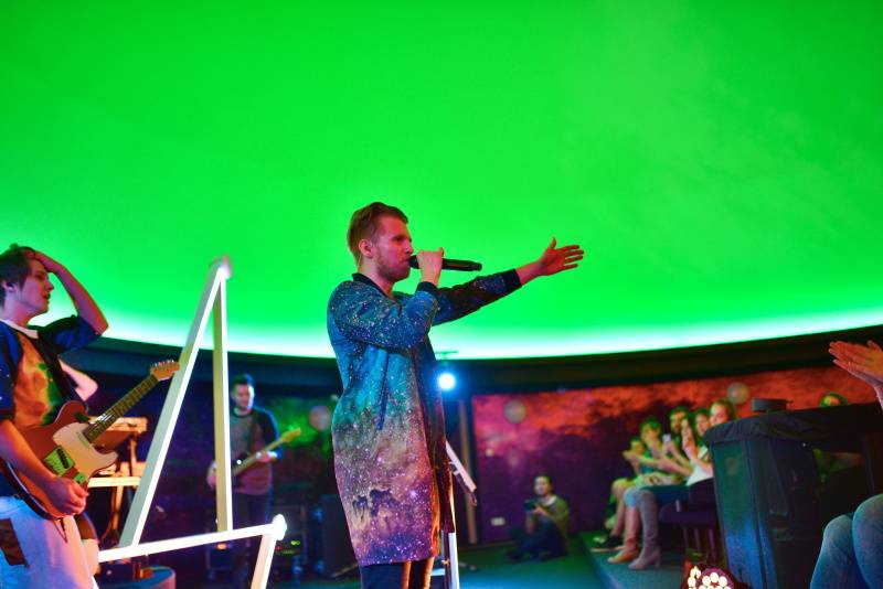 Nebe představili novou desku s velkou parádou. Zahráli v ostravském planetáriu