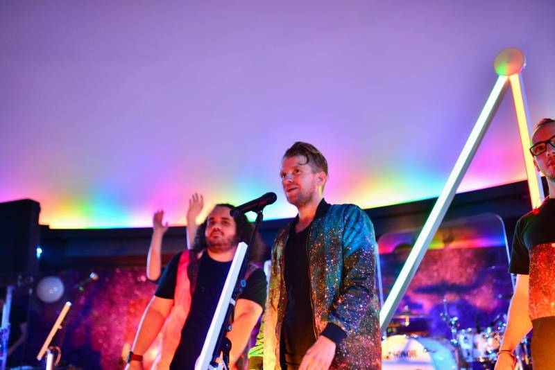 Nebe představili novou desku s velkou parádou. Zahráli v ostravském planetáriu