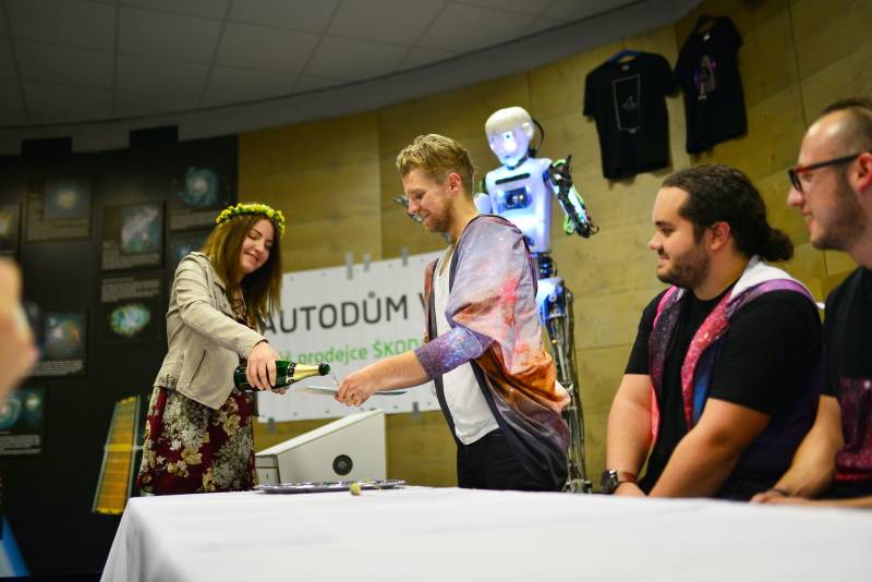 Nebe představili novou desku s velkou parádou. Zahráli v ostravském planetáriu