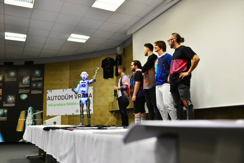 Nebe představili novou desku s velkou parádou. Zahráli v ostravském planetáriu