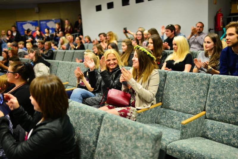 Nebe představili novou desku s velkou parádou. Zahráli v ostravském planetáriu