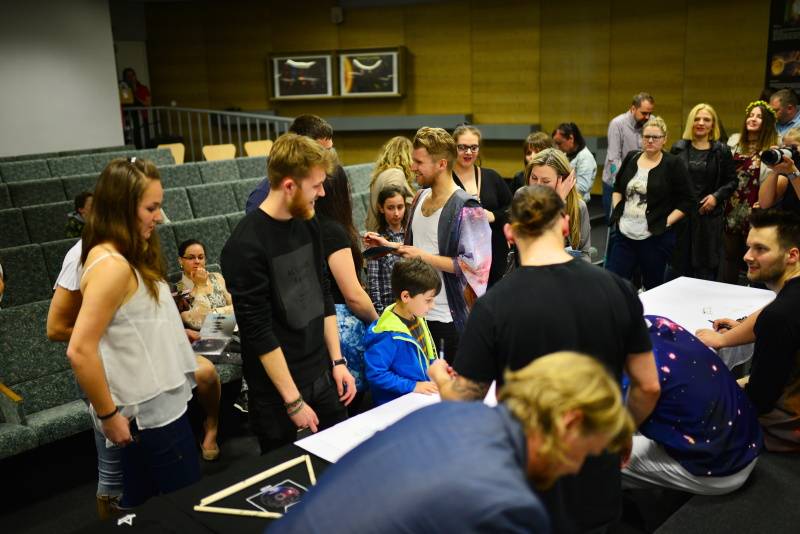 Nebe představili novou desku s velkou parádou. Zahráli v ostravském planetáriu