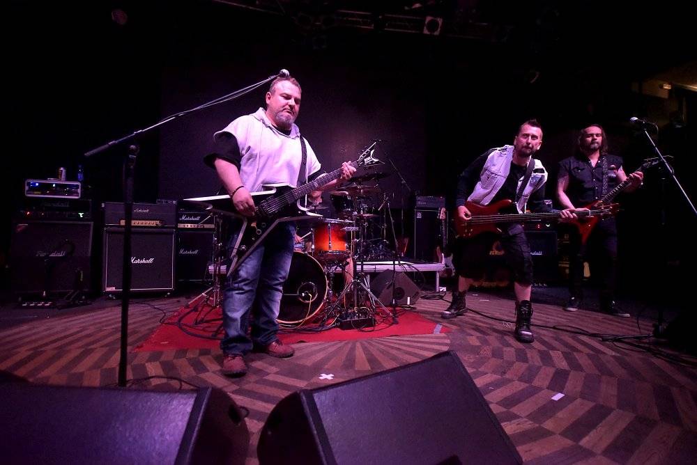 Bývalý bubeník AC/DC Phil Rudd řádil v Praze, kde zahájil své české turné