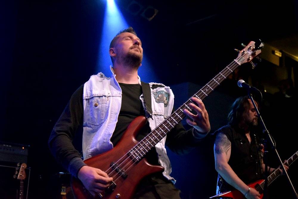 Bývalý bubeník AC/DC Phil Rudd řádil v Praze, kde zahájil své české turné