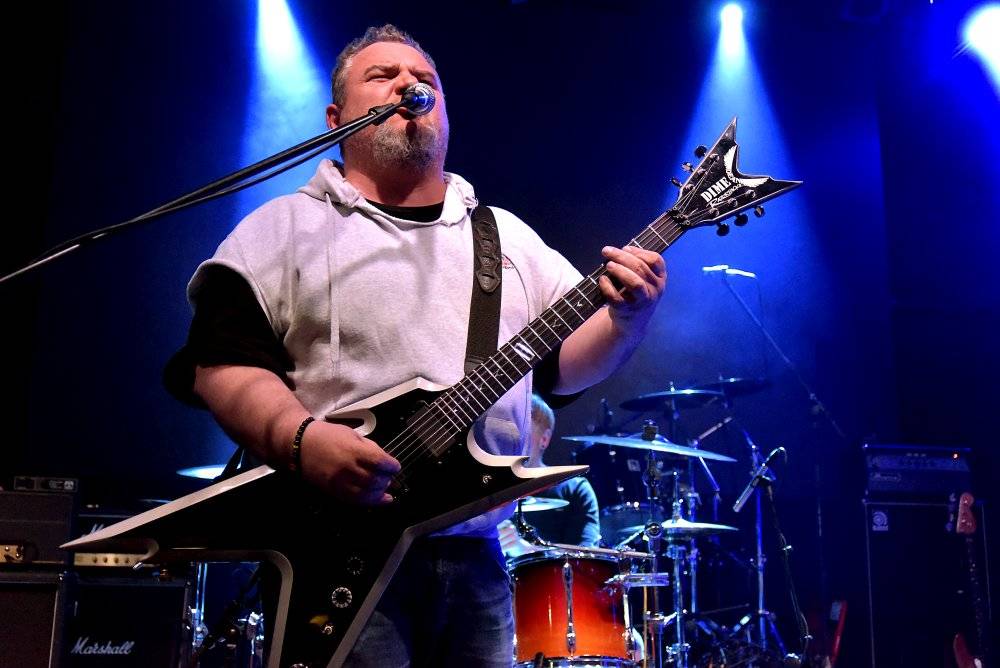 Bývalý bubeník AC/DC Phil Rudd řádil v Praze, kde zahájil své české turné