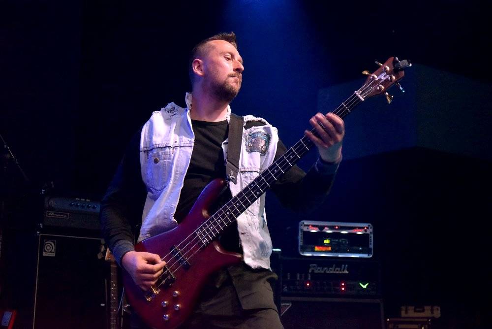 Bývalý bubeník AC/DC Phil Rudd řádil v Praze, kde zahájil své české turné