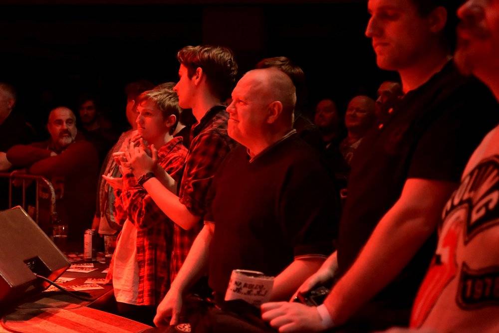 Bývalý bubeník AC/DC Phil Rudd řádil v Praze, kde zahájil své české turné