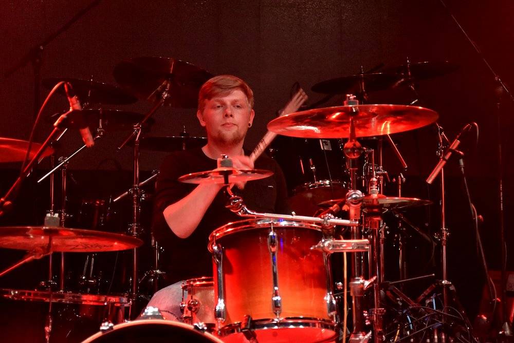 Bývalý bubeník AC/DC Phil Rudd řádil v Praze, kde zahájil své české turné