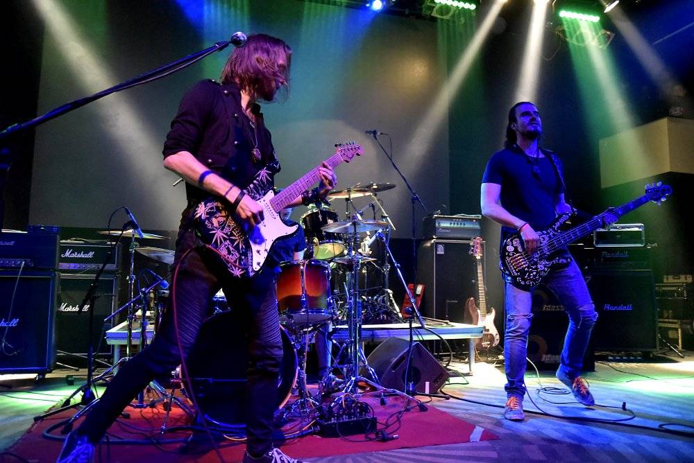 Bývalý bubeník AC/DC Phil Rudd řádil v Praze, kde zahájil své české turné