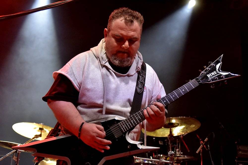 Bývalý bubeník AC/DC Phil Rudd řádil v Praze, kde zahájil své české turné
