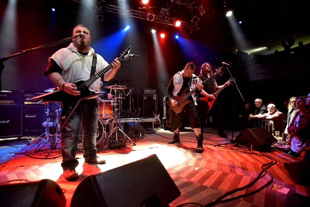 Bývalý bubeník AC/DC Phil Rudd řádil v Praze, kde zahájil své české turné