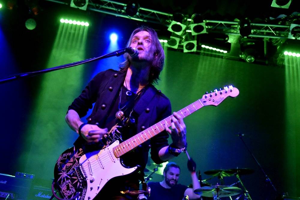 Bývalý bubeník AC/DC Phil Rudd řádil v Praze, kde zahájil své české turné