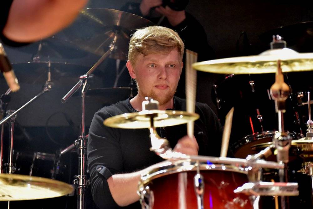 Bývalý bubeník AC/DC Phil Rudd řádil v Praze, kde zahájil své české turné