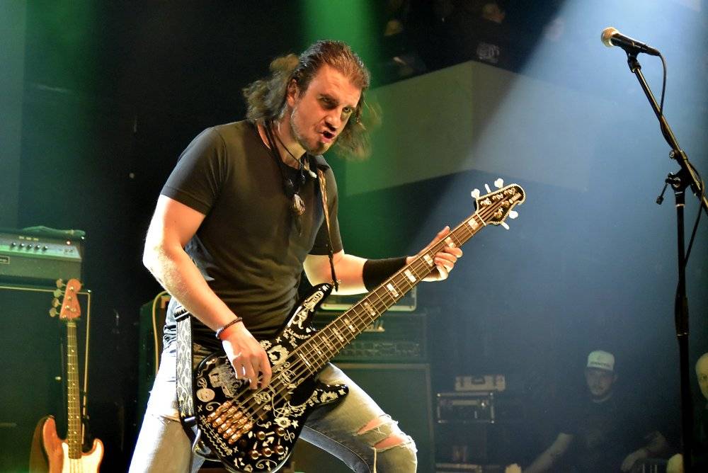 Bývalý bubeník AC/DC Phil Rudd řádil v Praze, kde zahájil své české turné