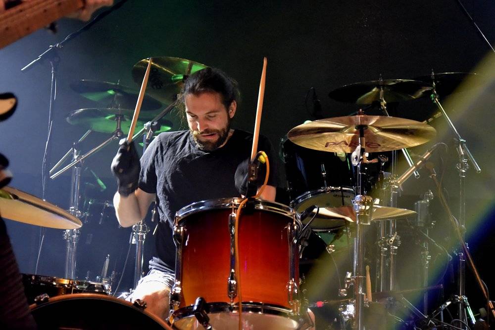 Bývalý bubeník AC/DC Phil Rudd řádil v Praze, kde zahájil své české turné