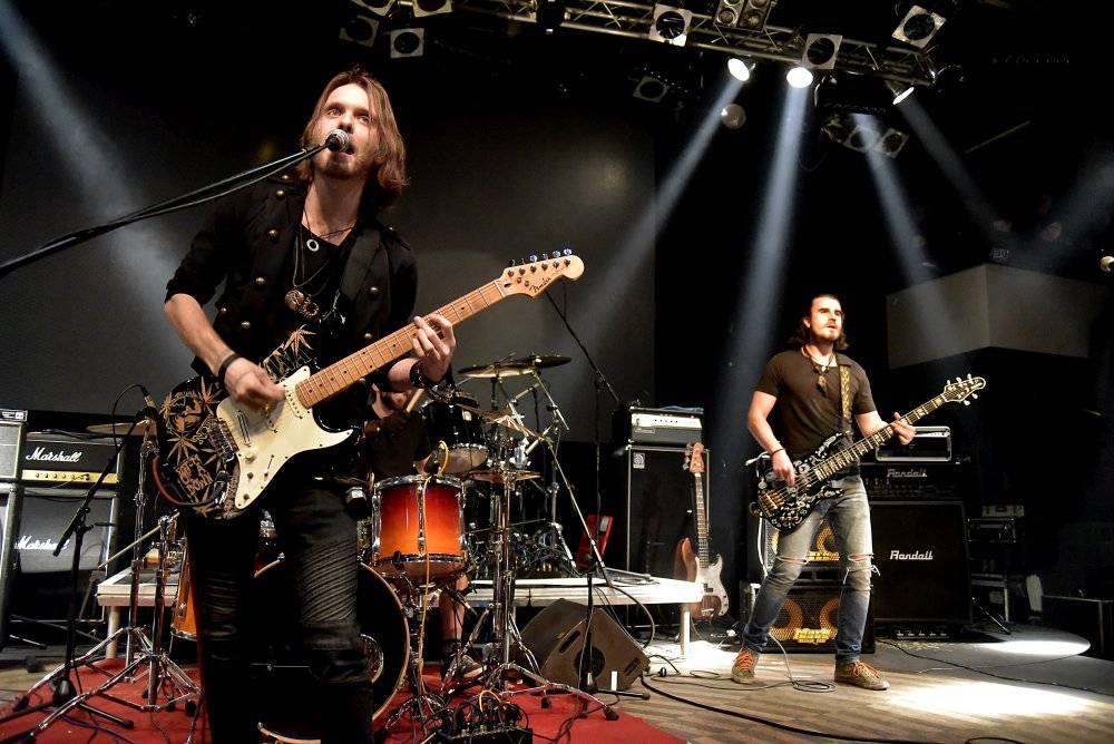 Bývalý bubeník AC/DC Phil Rudd řádil v Praze, kde zahájil své české turné