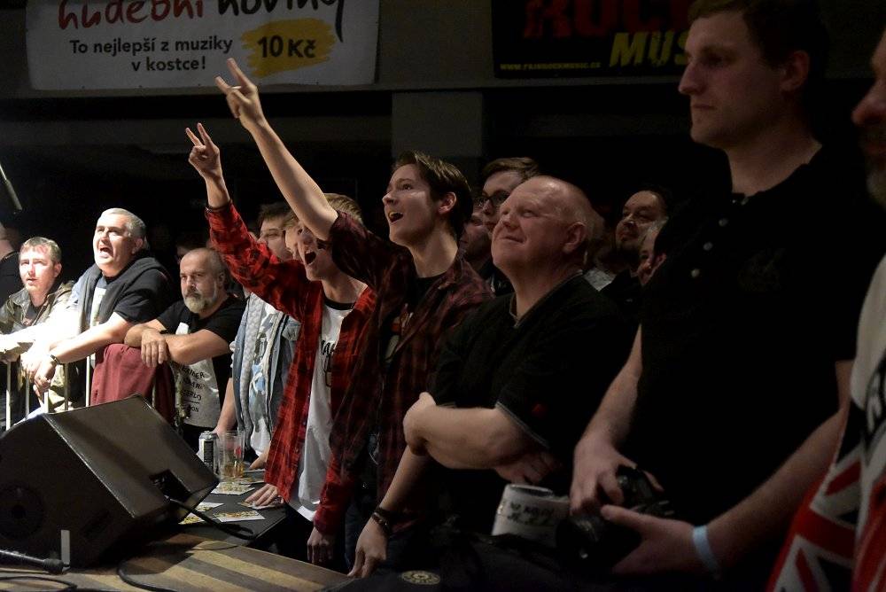 Bývalý bubeník AC/DC Phil Rudd řádil v Praze, kde zahájil své české turné