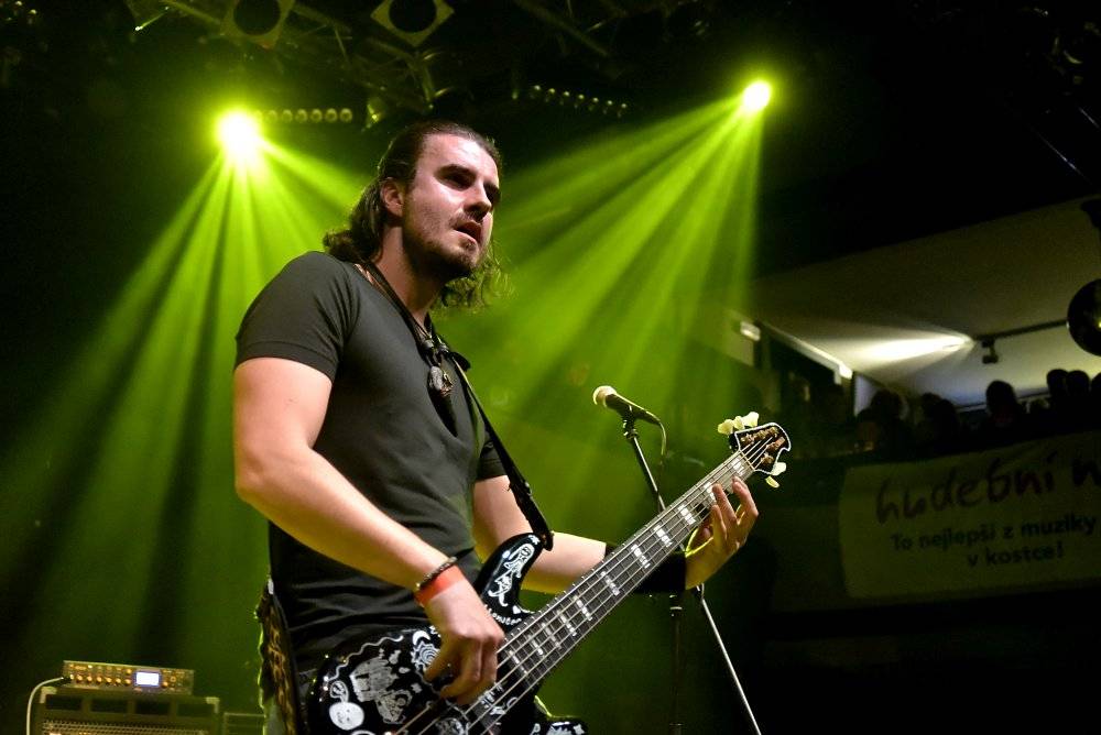 Bývalý bubeník AC/DC Phil Rudd řádil v Praze, kde zahájil své české turné