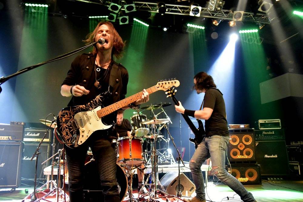 Bývalý bubeník AC/DC Phil Rudd řádil v Praze, kde zahájil své české turné