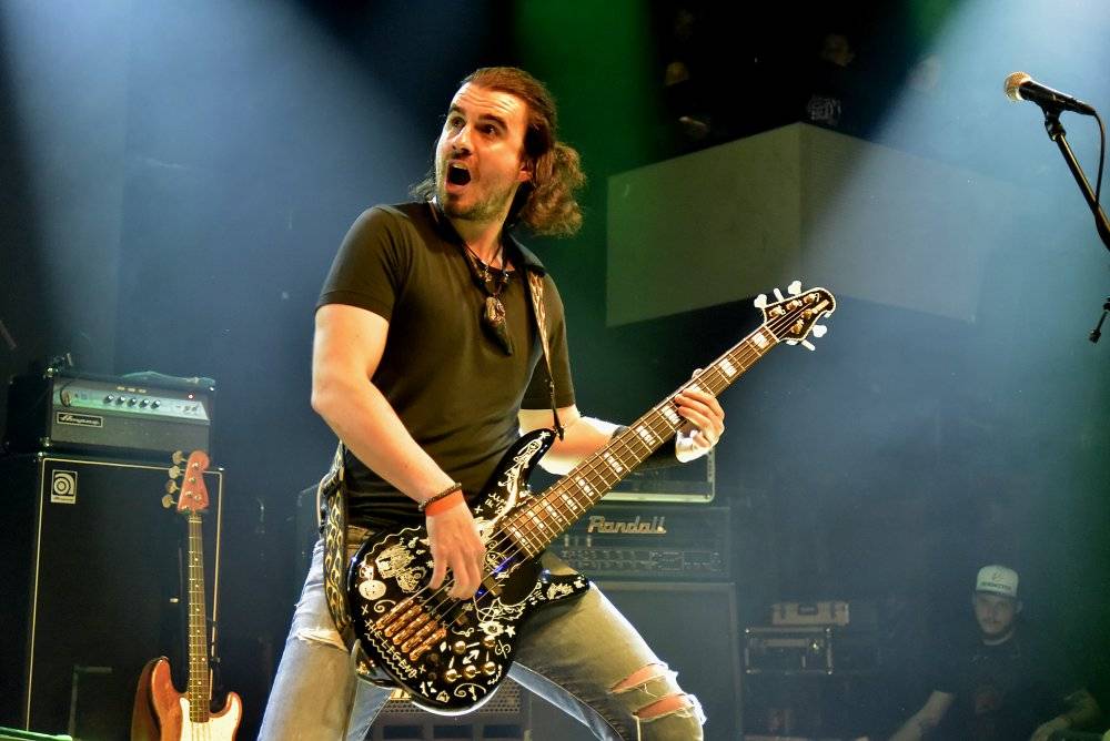 Bývalý bubeník AC/DC Phil Rudd řádil v Praze, kde zahájil své české turné