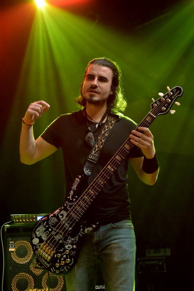 Bývalý bubeník AC/DC Phil Rudd řádil v Praze, kde zahájil své české turné