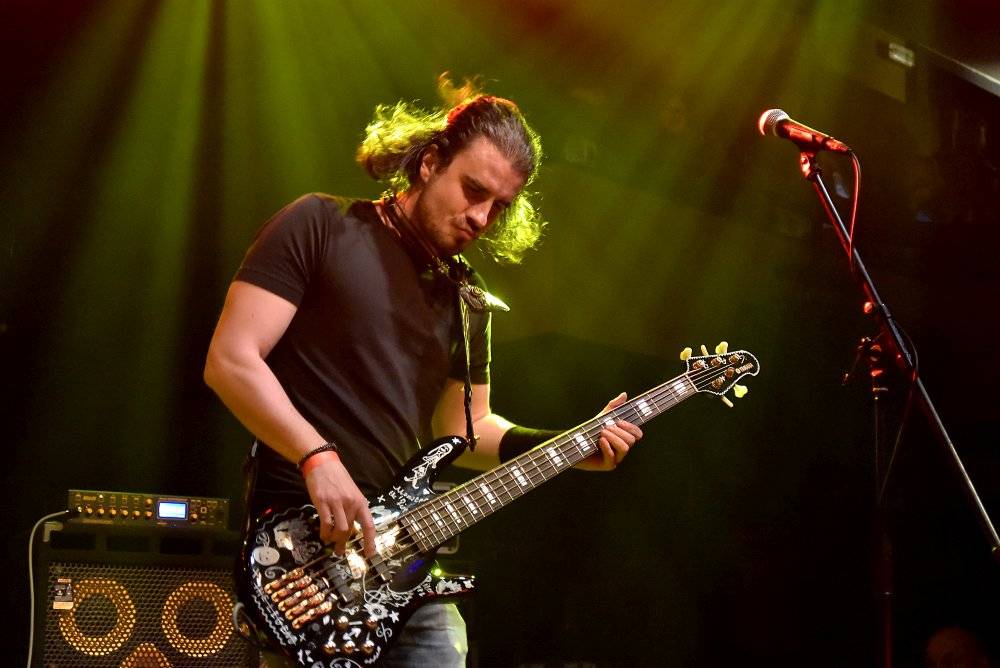 Bývalý bubeník AC/DC Phil Rudd řádil v Praze, kde zahájil své české turné