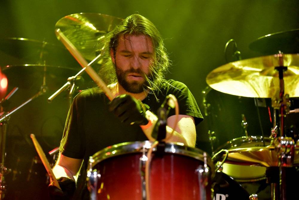 Bývalý bubeník AC/DC Phil Rudd řádil v Praze, kde zahájil své české turné