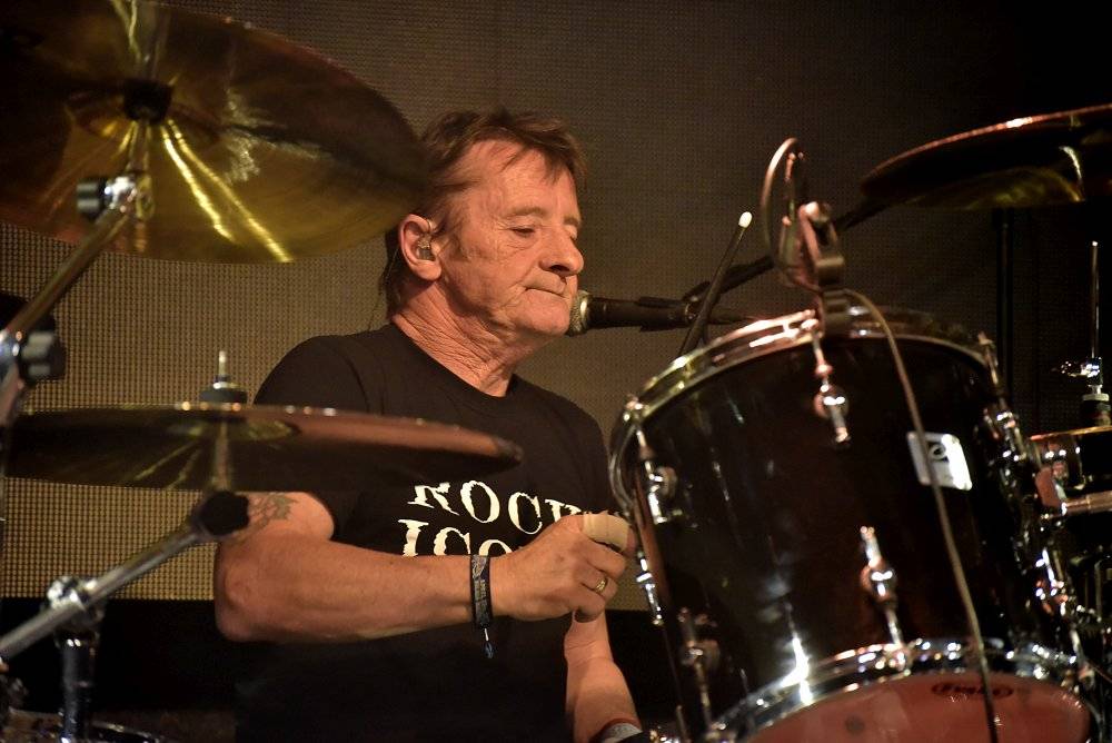 Bývalý bubeník AC/DC Phil Rudd řádil v Praze, kde zahájil své české turné