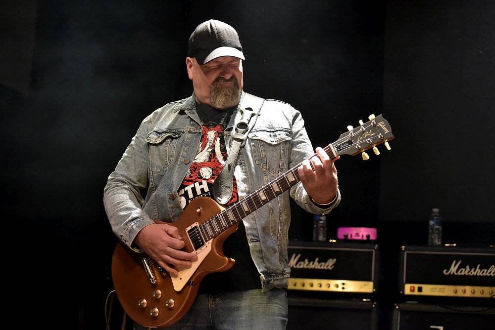 Bývalý bubeník AC/DC Phil Rudd řádil v Praze, kde zahájil své české turné