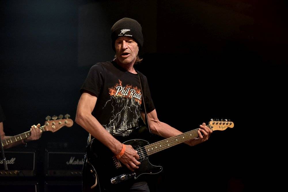 Bývalý bubeník AC/DC Phil Rudd řádil v Praze, kde zahájil své české turné